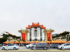 穿西装戴斗笠的嘉庚式建筑