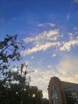 灯光棉花和蓝天