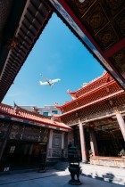 寺庙与飞机