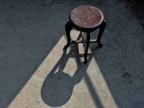 凳子