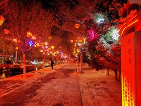 北方的赏灯雪景图