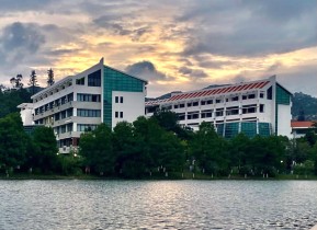 雨后的教学楼