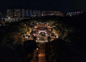 夜观至善亭
