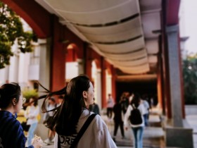 秋风拂过连廊