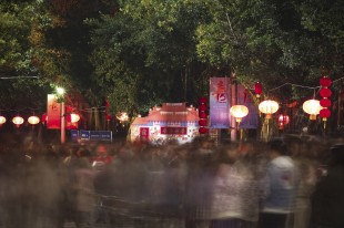 人来人往红火“嘉”年