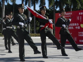 昂首阔步